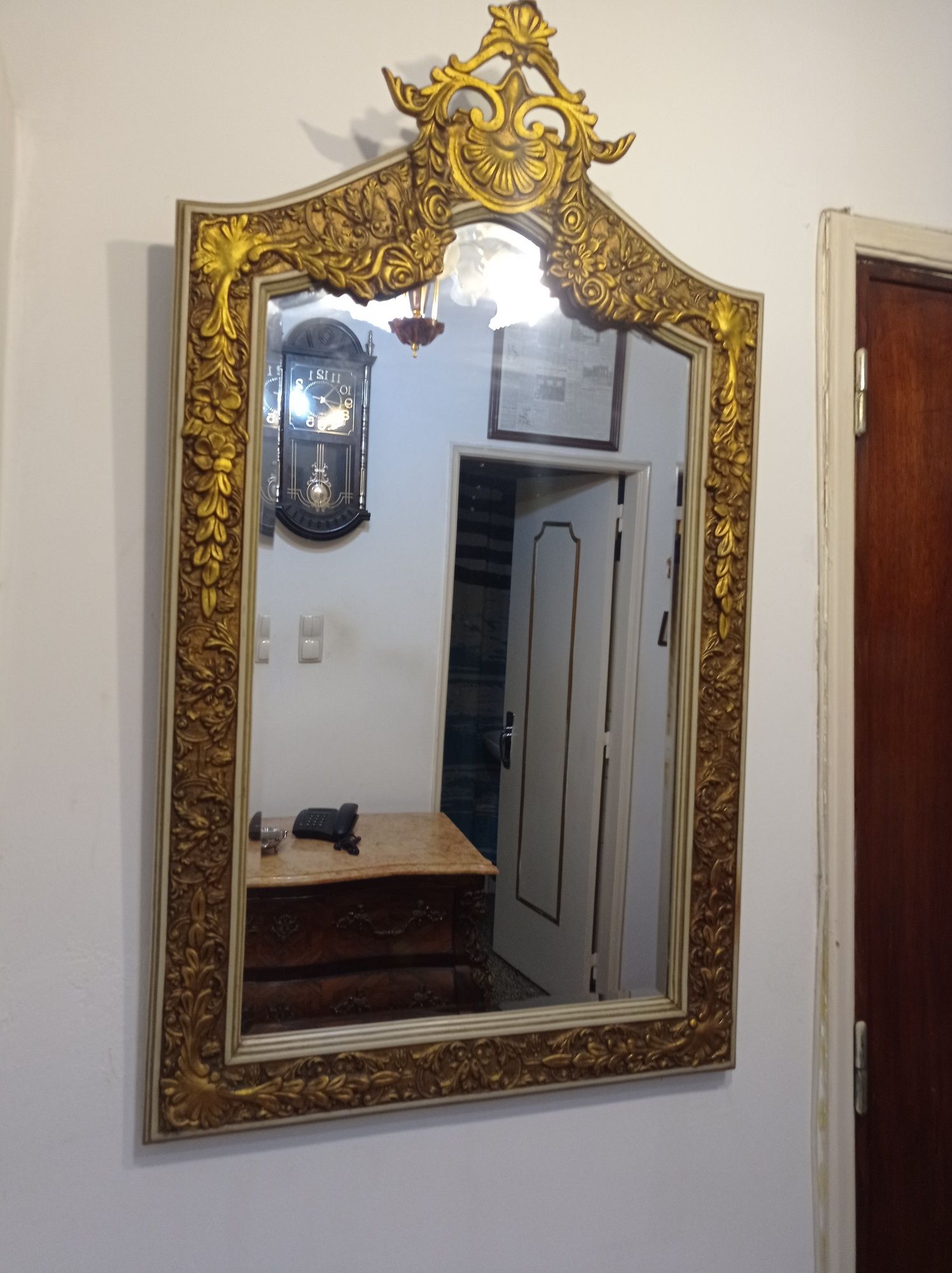 Conjunto de mesa e espelho de entrada.