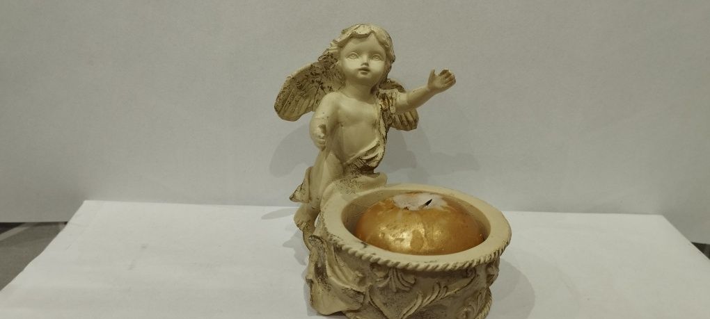 Figurka Aniołka w kolorze ecru ze złotymi przetarciami jako świecznik