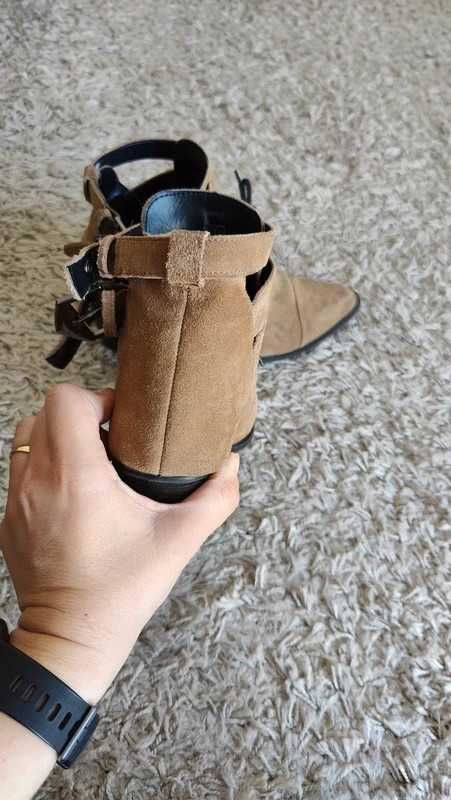 Botas pele cowboy 41
Pouco uso
Bershka