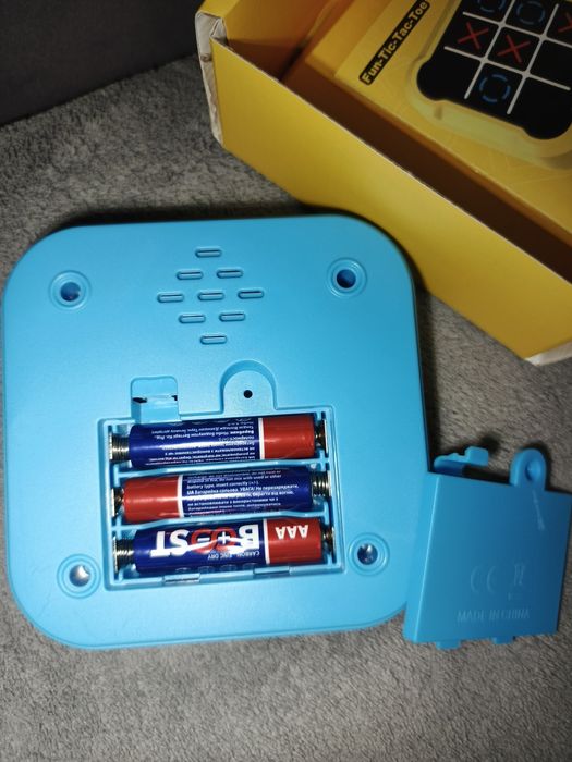 Портативна електронна гра в Хрестики-Нулики