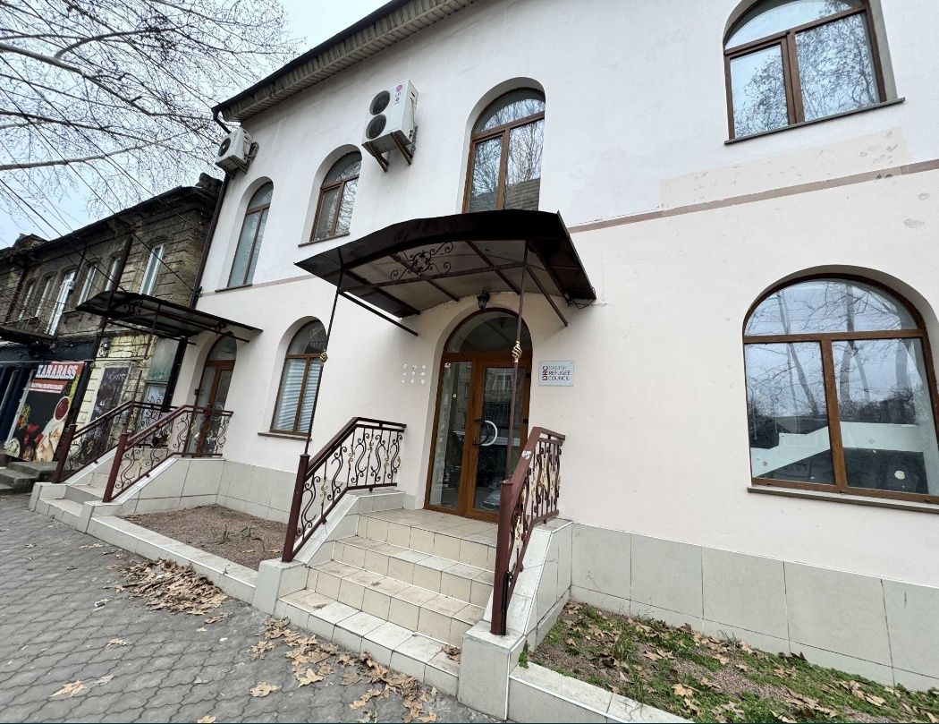 Центр города Адм.Макарова 50м.от Соборной. 100м 25000грн