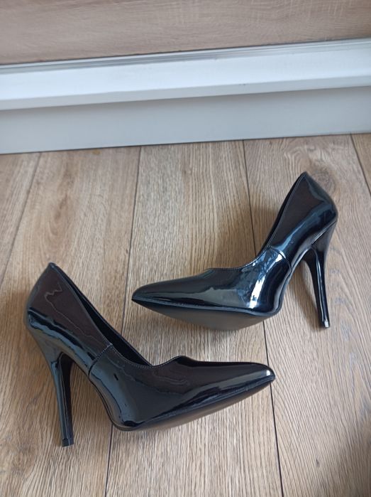 Czarne lakierowane szpilki rozmiar 45