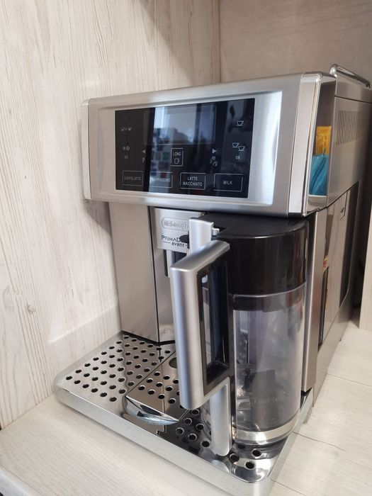 Кавомашина DeLonghi Primadonna.