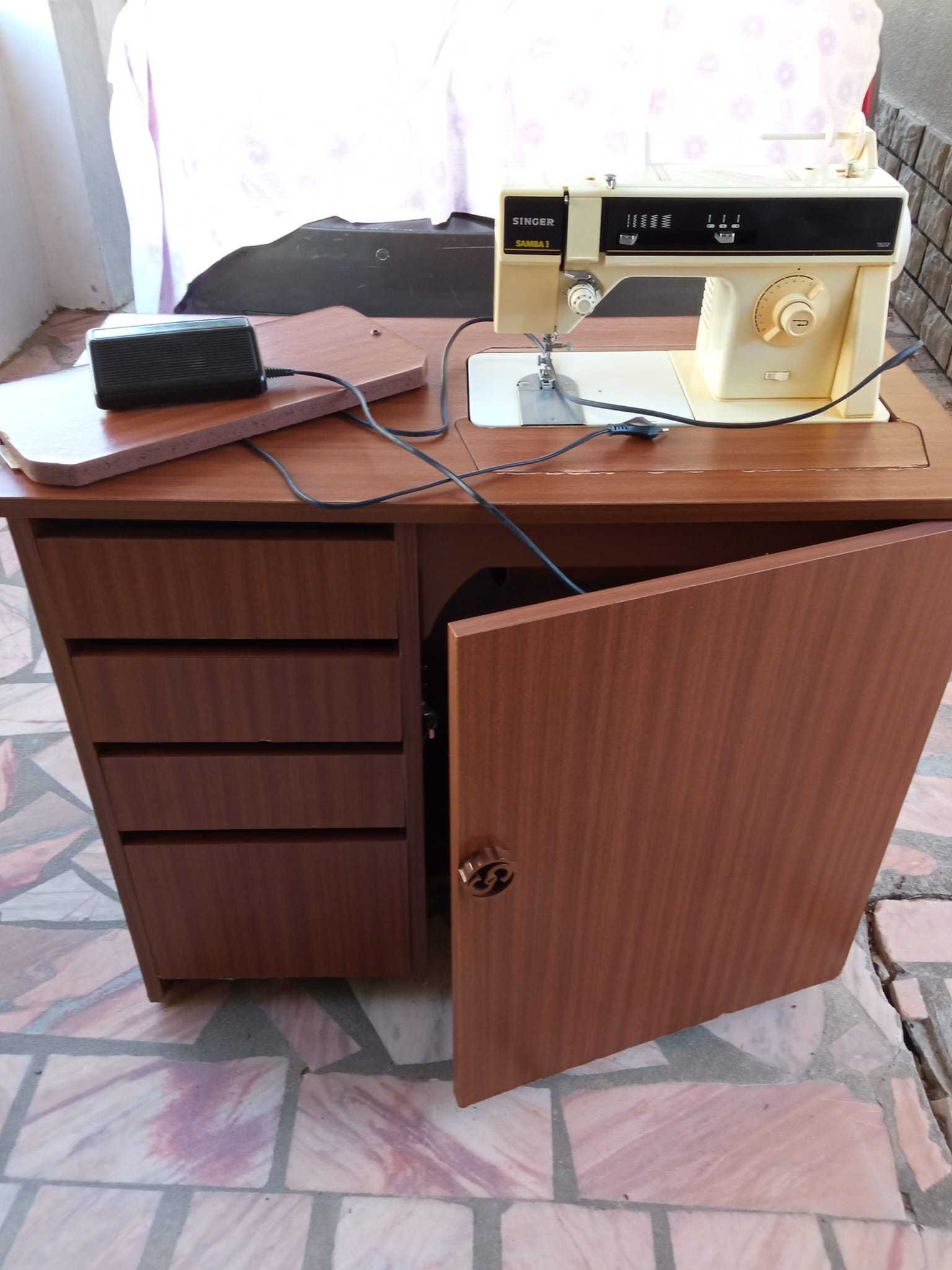 Máquina de Costura Singer Samba c/ móvel