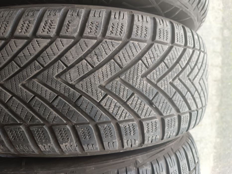 4szt Opony 205/60R16 zimowe Vredestein