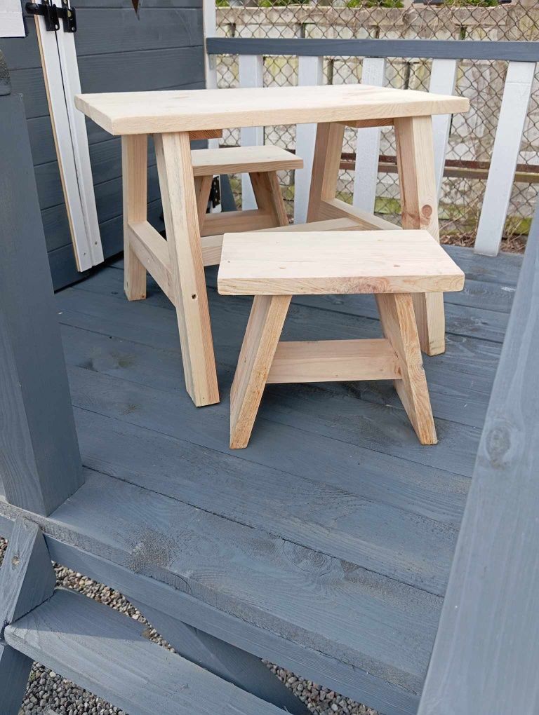 Zestaw do ogrodu/ domku dla dzieci/Stolik i 2 krzesełka dla dzieci