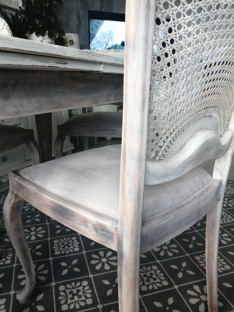 Drewniane krzesła w stylu prowansalskim