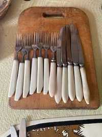 Набор столовых ножей и вилок