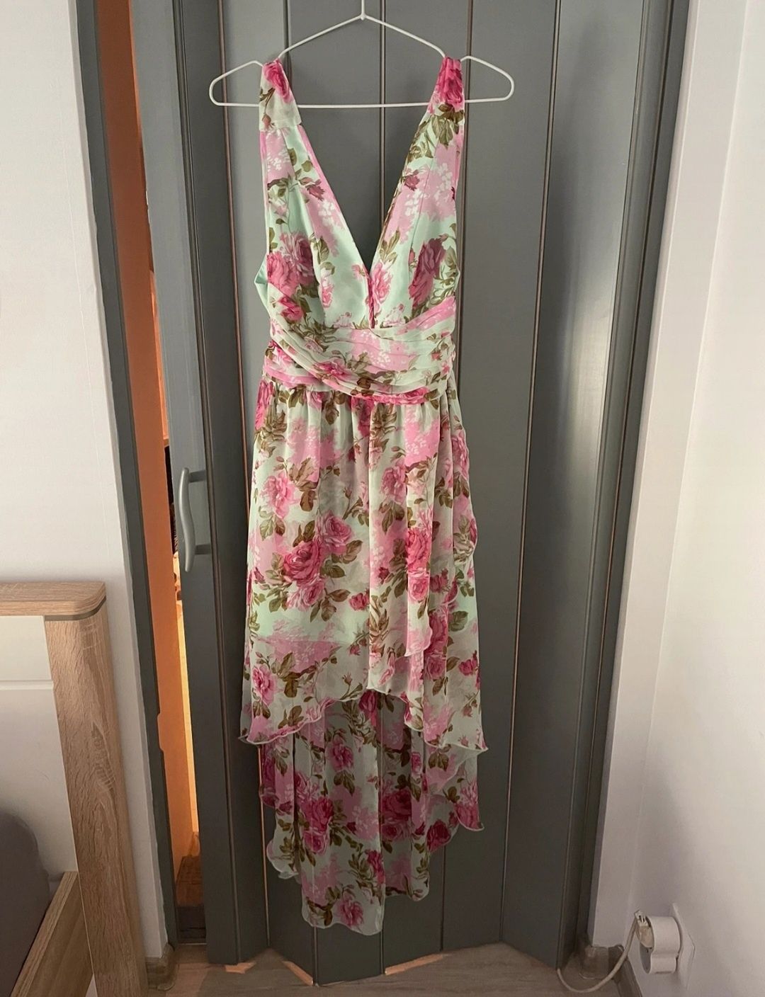 Kolorowa koktajlowa sukienka M jak nowa asymetryczna róże miętowa 38