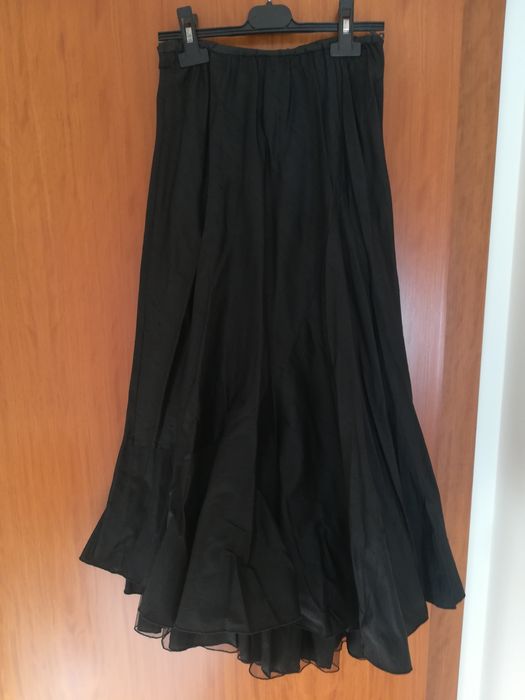 Saia de evasê, com folho