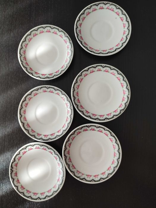 Loiça antiga, conjunto pratos variados
