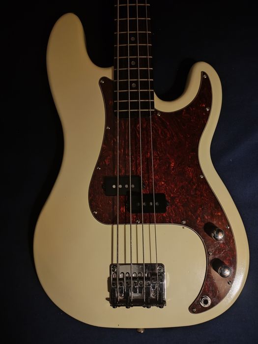 Gitara basowa precision bass