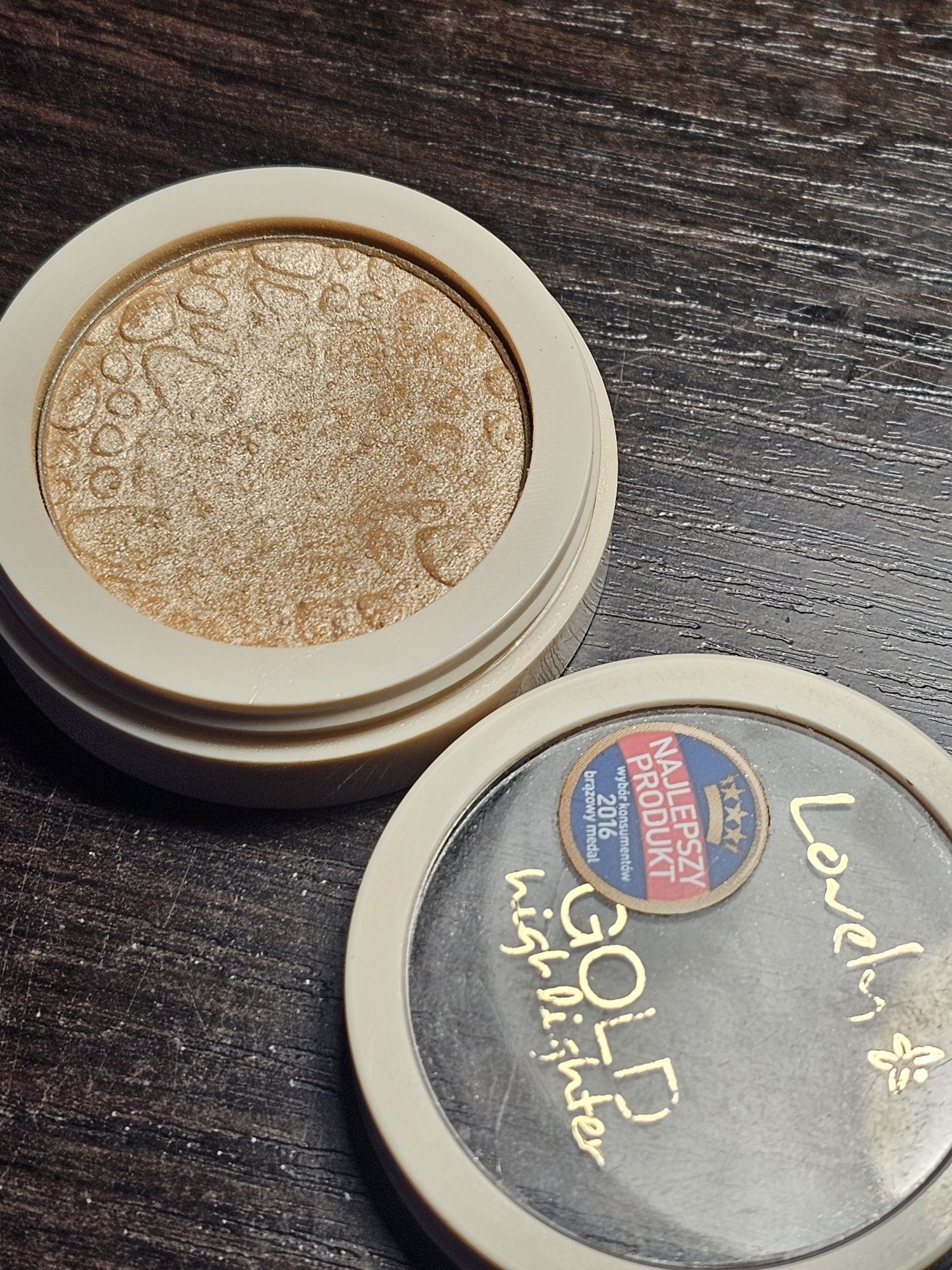Lovely - Gold Highlighter. Złoty rozświetlacz do twarzy.