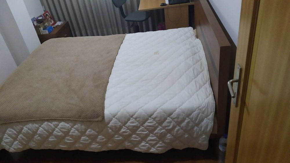 Cama de casal bom estado