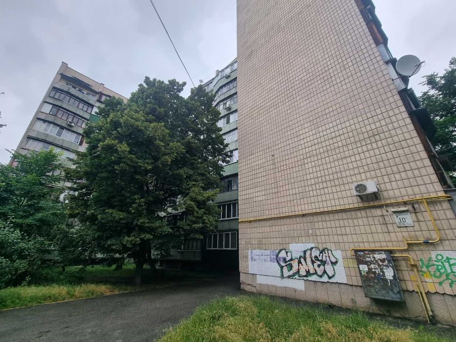 Продам 1 кім кв. вул. Копилівська  10 а на Куренівці