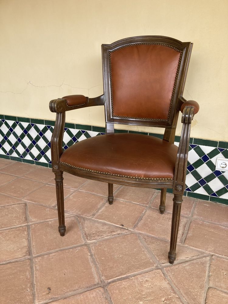Cadeirão de braços poltrona - em madeira e couro