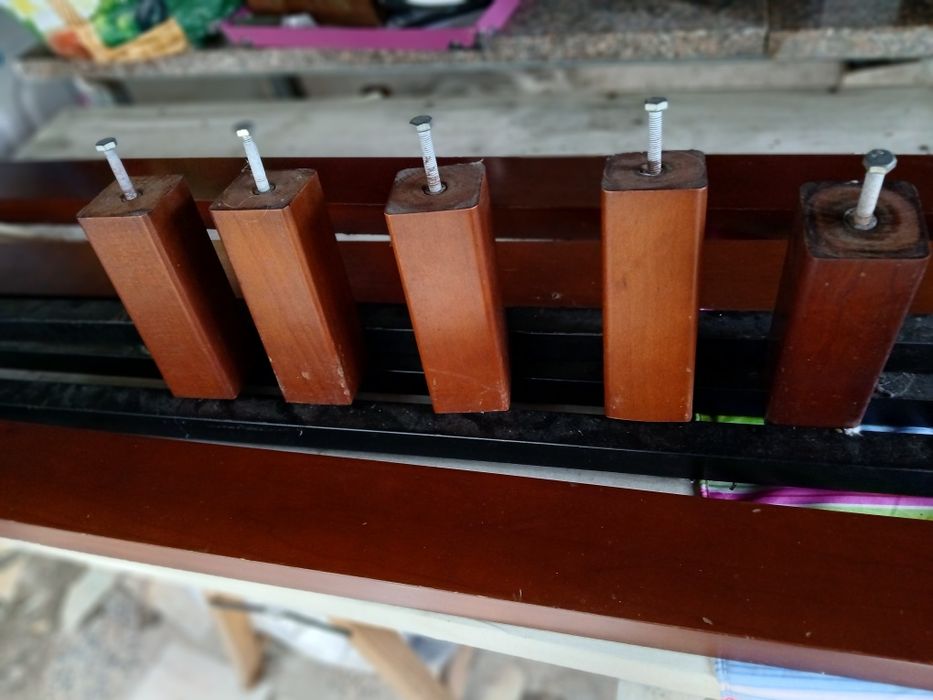 Estrado da cama com pés