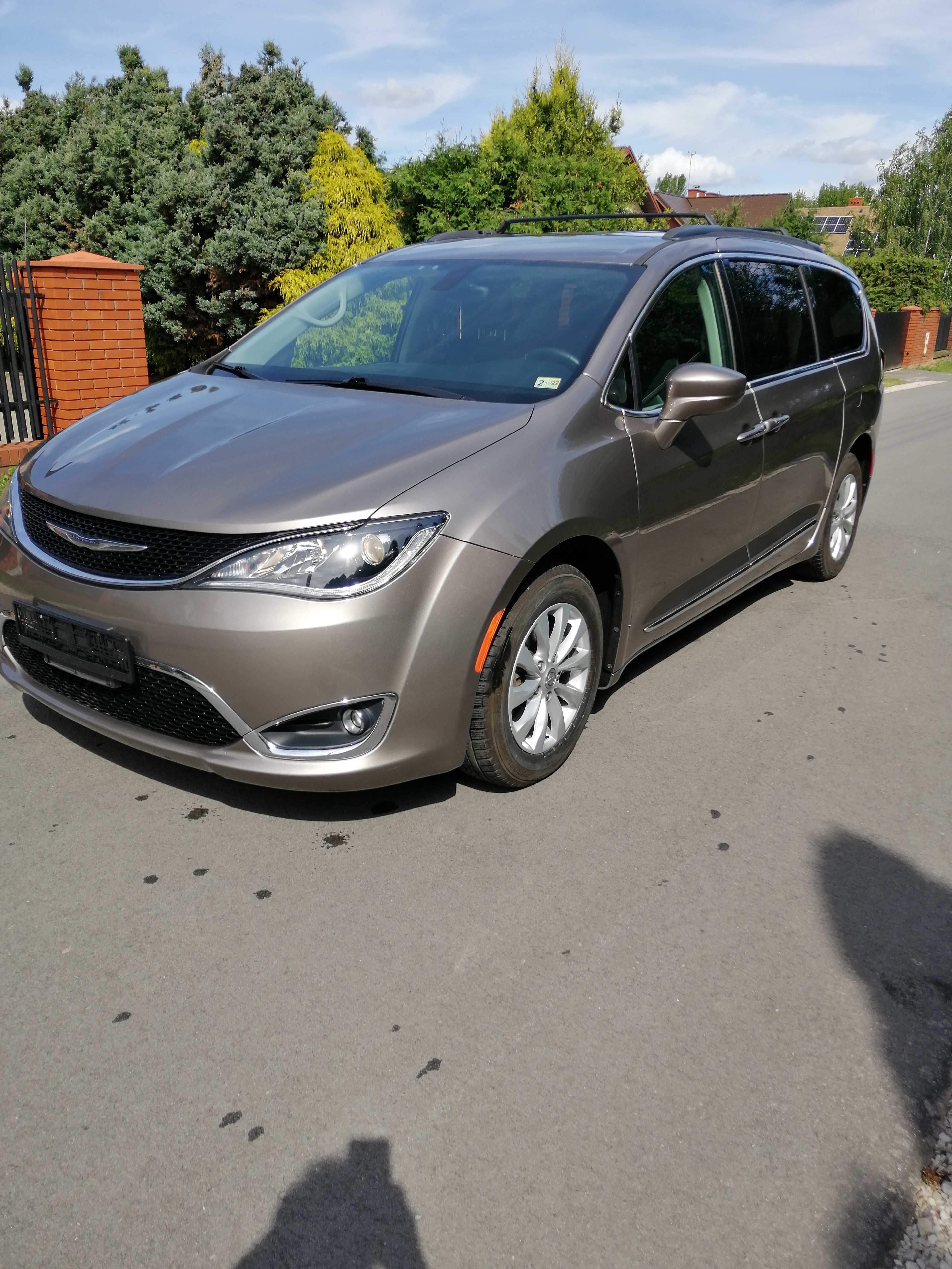 CHRYSLER Pacifika Turning L
