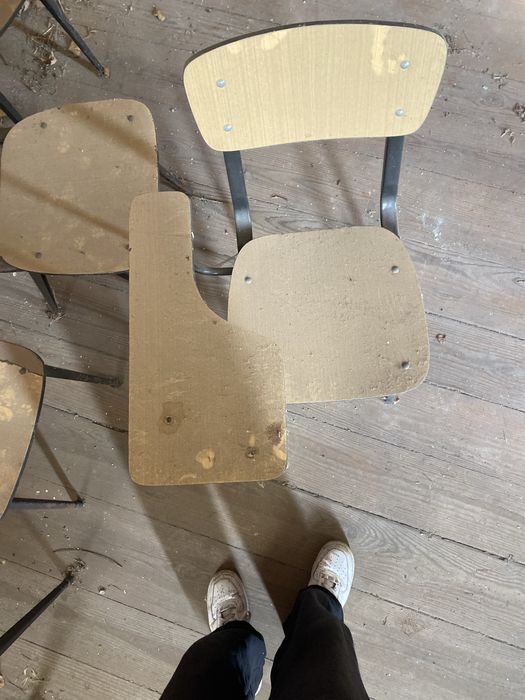 Lote de cadeiras com mesa lateral  escolares seminovas (90 cadeiras )