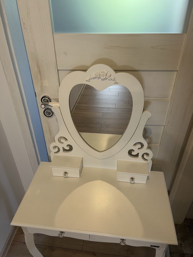 Biała toaletka z lustrem + taboret