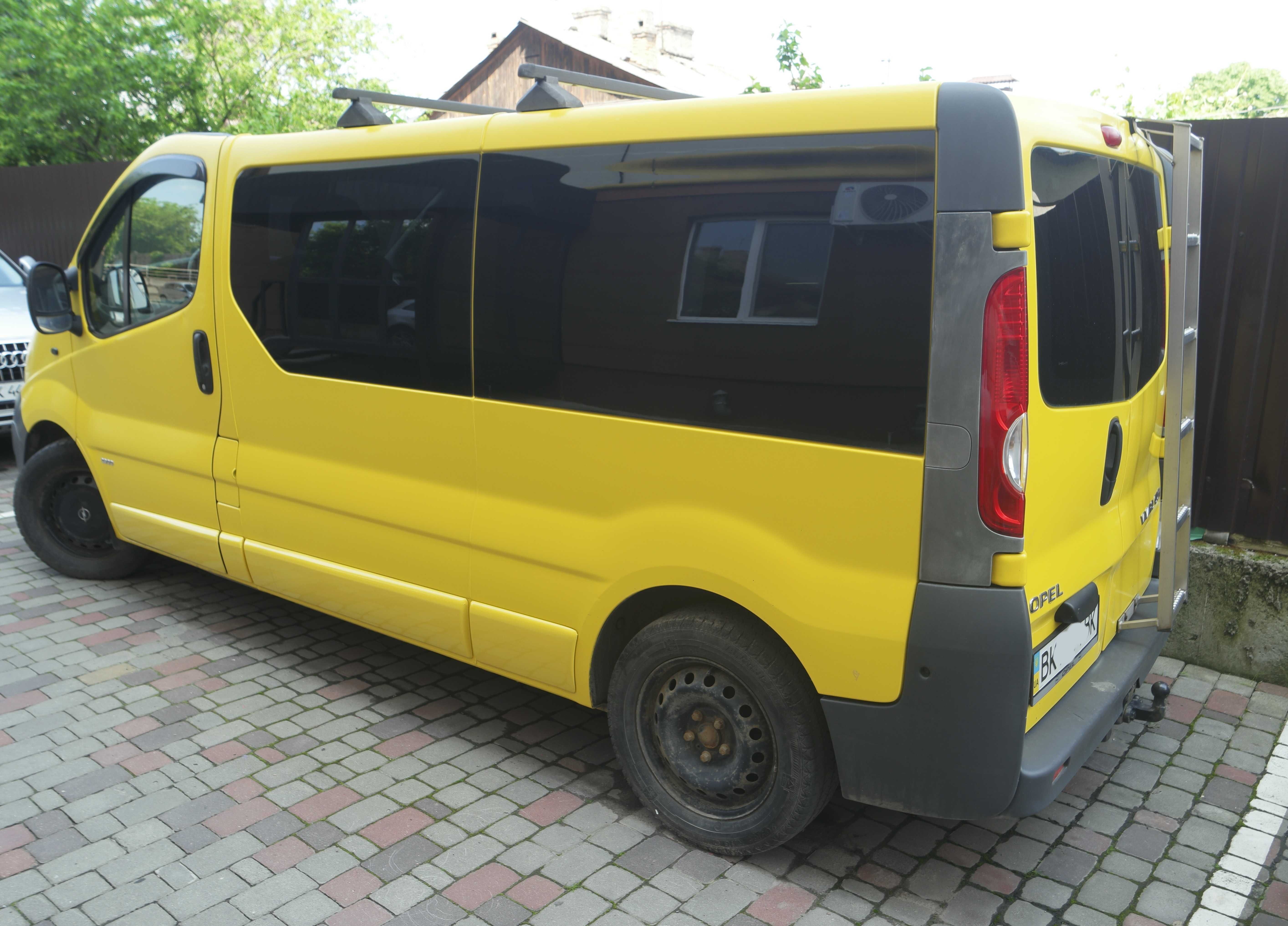 Мінівен Opel Vivaro 2.0 пасажирський 8+1  2007р.