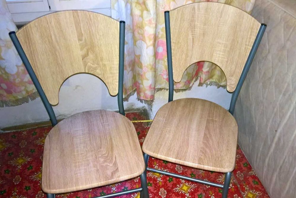 Dwa krzesła drewniano metalowe