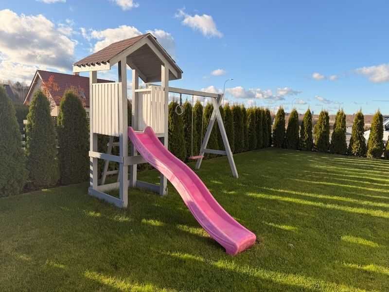 Domek drewniany, huśtawka, zjeżdzalnia