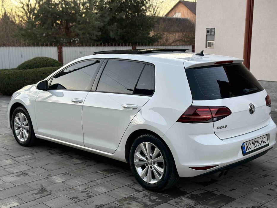 Volkswagen  Golf  2015 року.