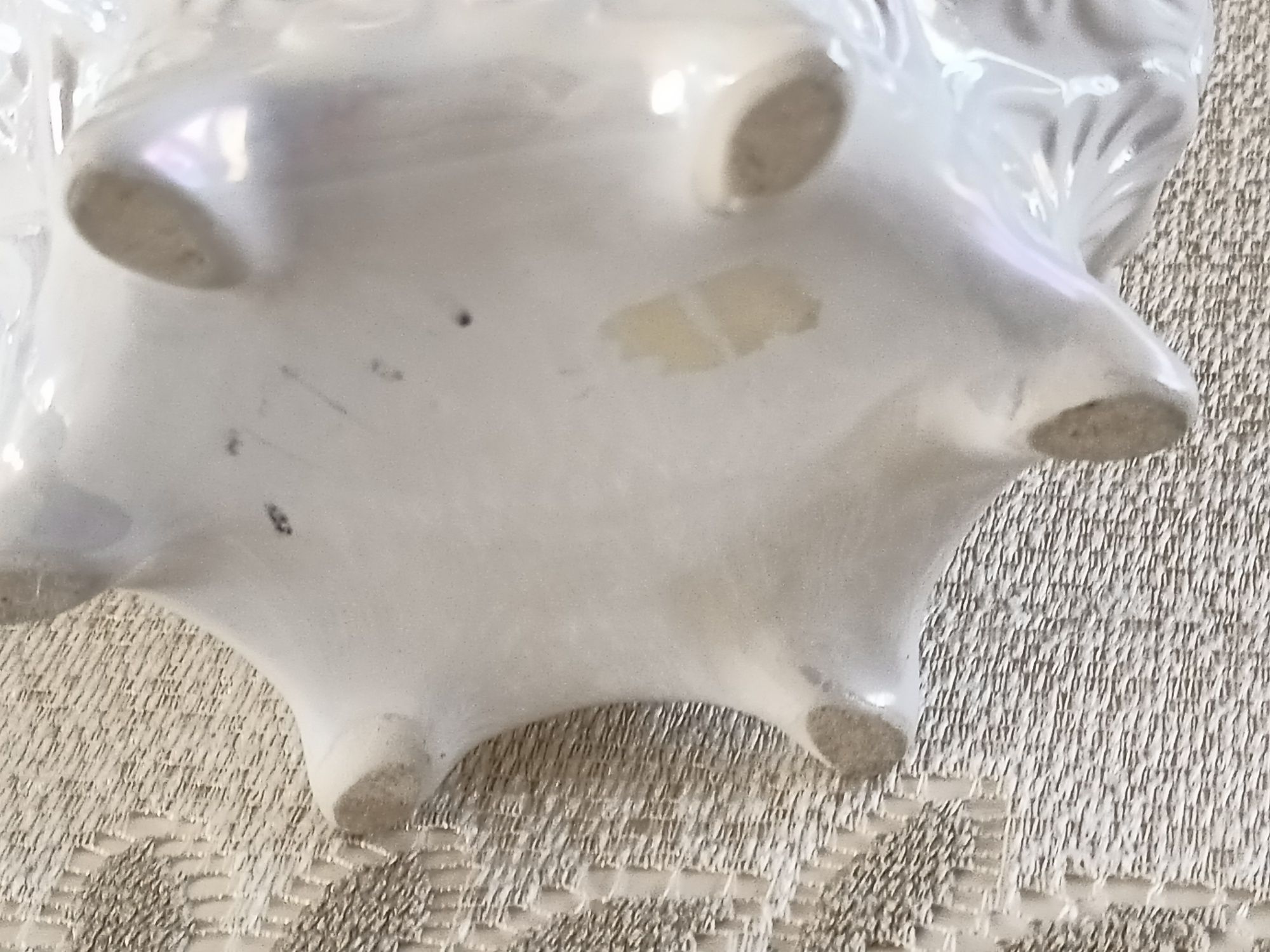 Ceramiczna ozdoba na nóżkach osłonka pojemnik góra w kształcie korony