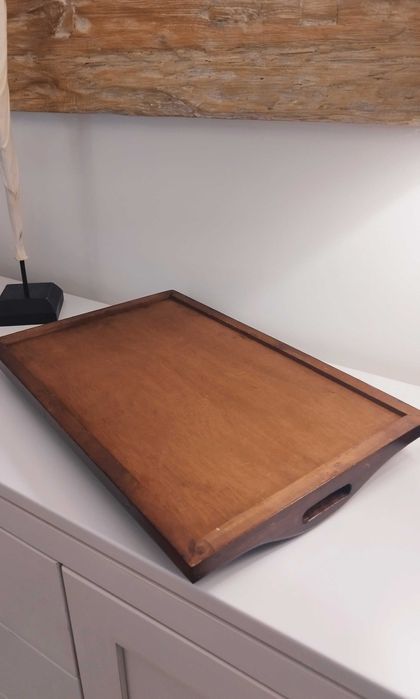 Tabuleiro vintage em madeira.
Grande tabuleiro.
Dimensões: 51,50x33cm