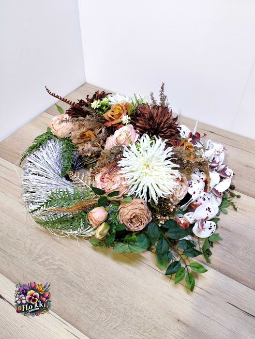 Kompozycja nagrobna na wieńcu z gałązek, wiązanka na cmentarz