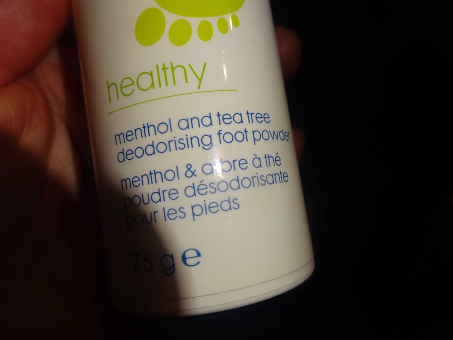 NOWY Odświeżający puder do stóp Mentol i Drzewo Herbaciane AVON