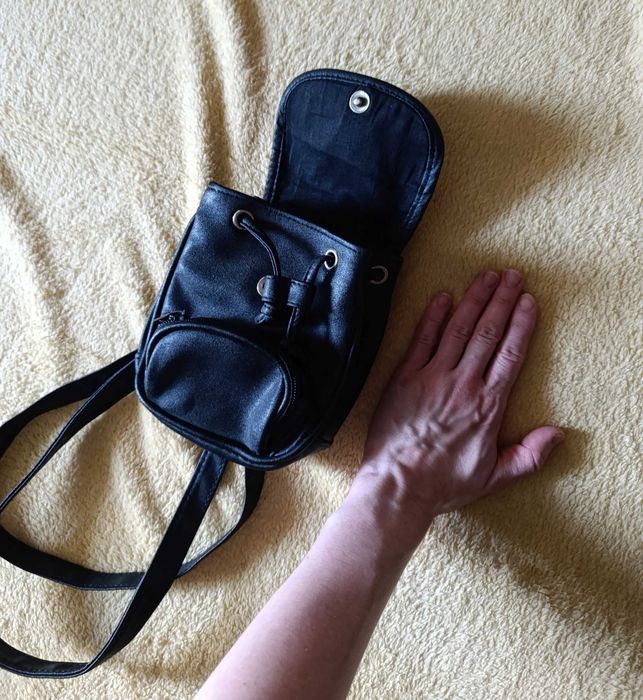 Czarny plecak plecaczek