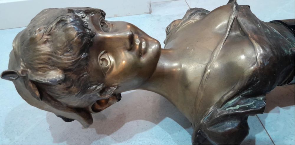 Popiersie kobiety z brązu