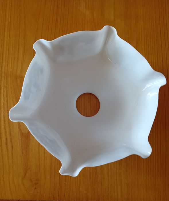 Stary klosz z cienkiej porcelany do lampy w stylu holenderski