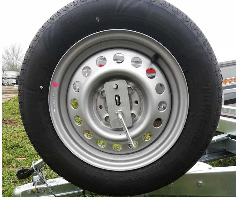 Uchwyt mocowanie koła na dyszel przyczepy