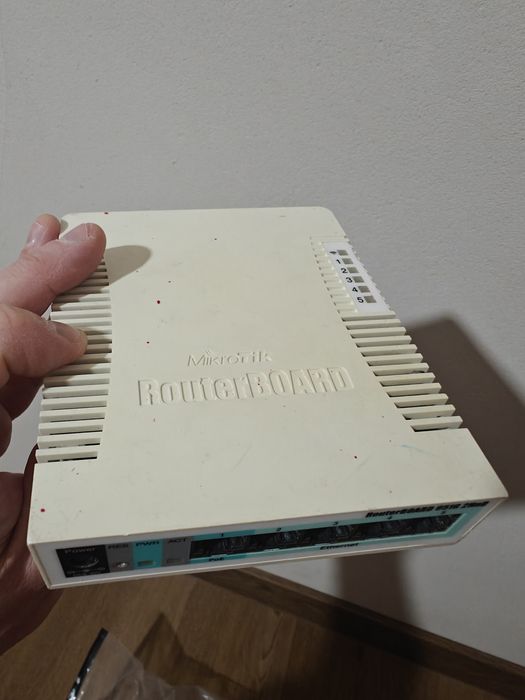 Бездротовий маршрутизатор (роутер) Mikrotik RB951G-2HnD