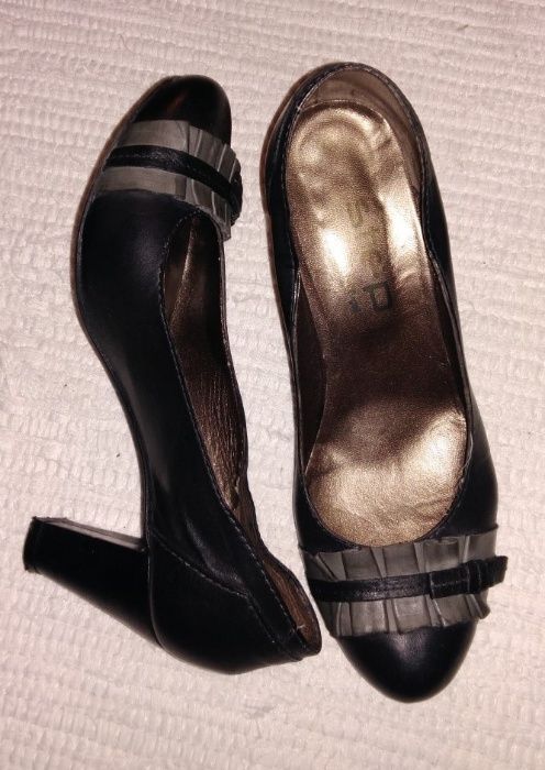 Sapatos pretos em pele com apontamento de cinza