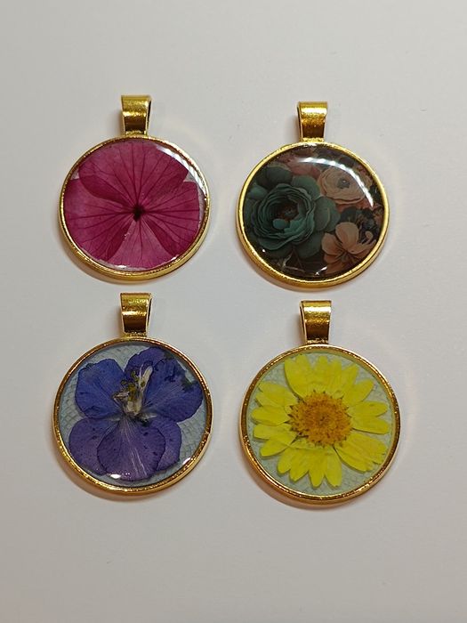 Кулони квіти в епоксидній смолі