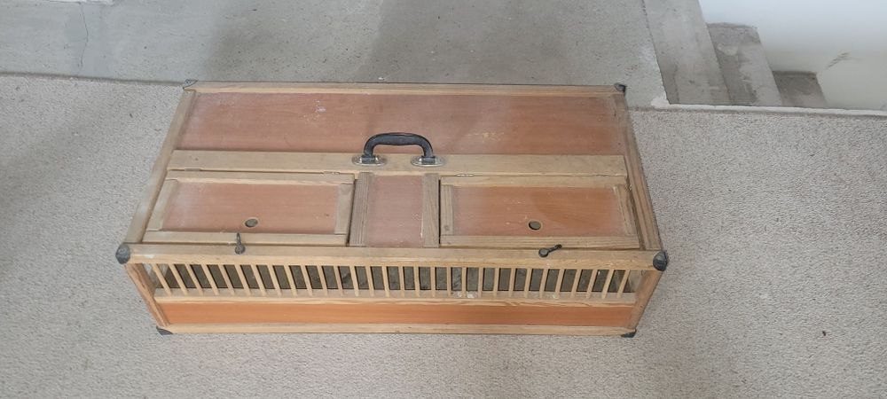 Klatka, kosz transportowy dla ptaków np gołębi.