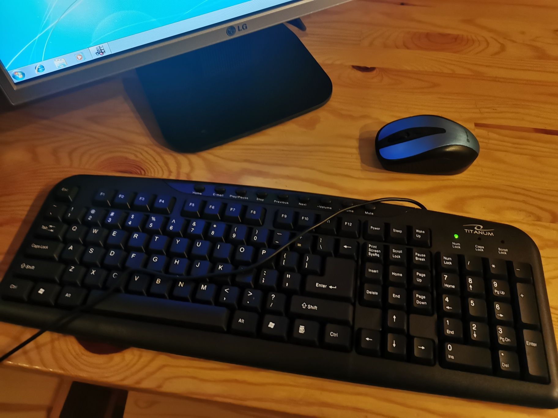 Komputer z monitorem, klawiatura i myszką