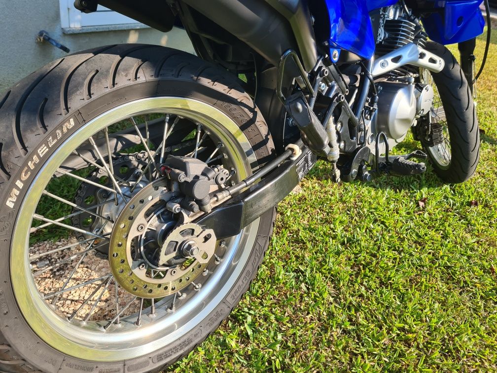 Vendo Suzuki DR 125SM original com oferta escape rendimento completo.