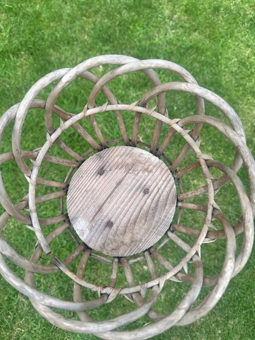 Kwietnik wiklinowy stojący vintage do renowacji