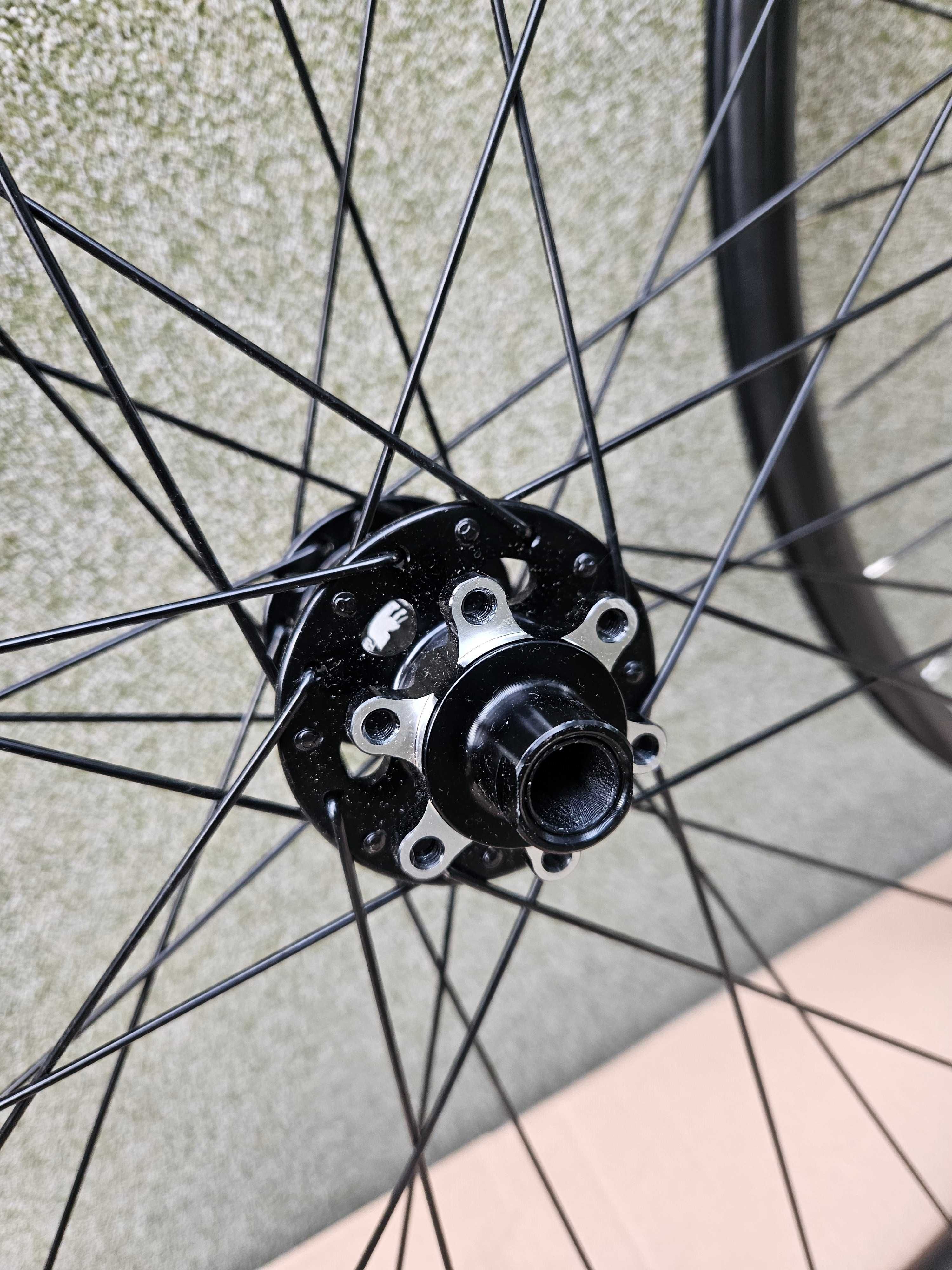 Koła 28" z Marin Headlans 2 bębenek XD sztywne osie 12mm GRAVEL