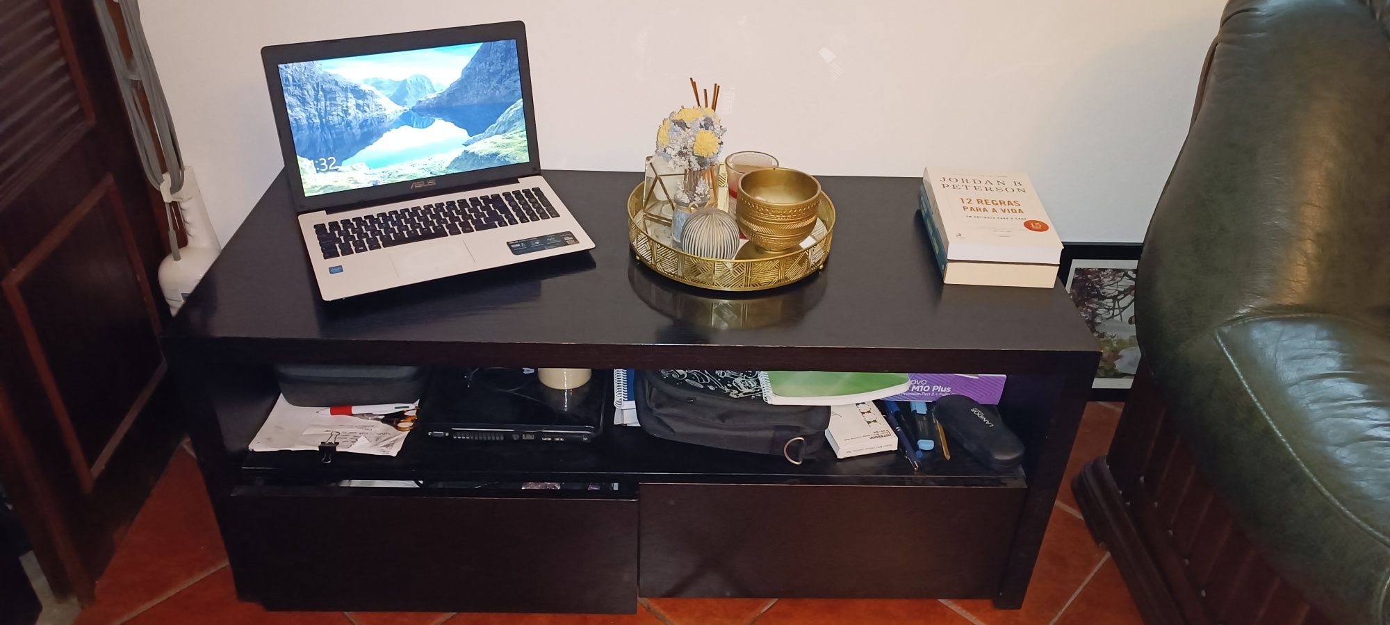 Mesa para TV com gavetas