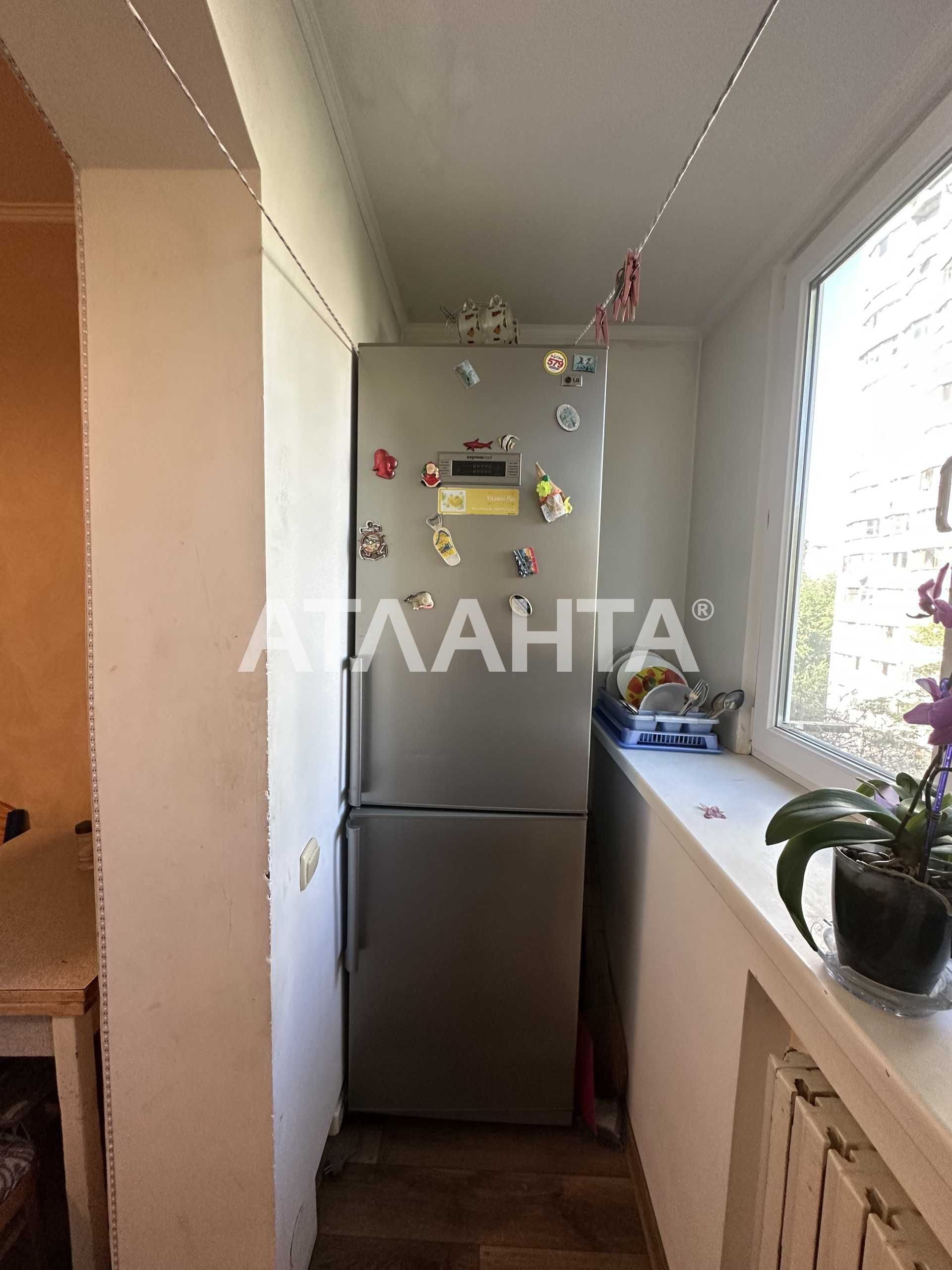 Двухкомнатная квартира на среднем этаже на Таирова