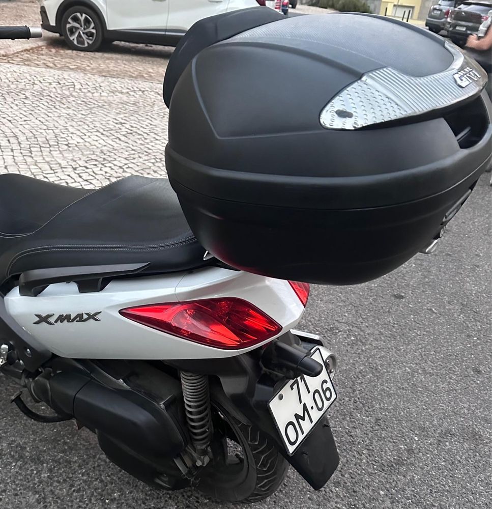 Yamaha X Max 125 com 13.800km em excelente estado