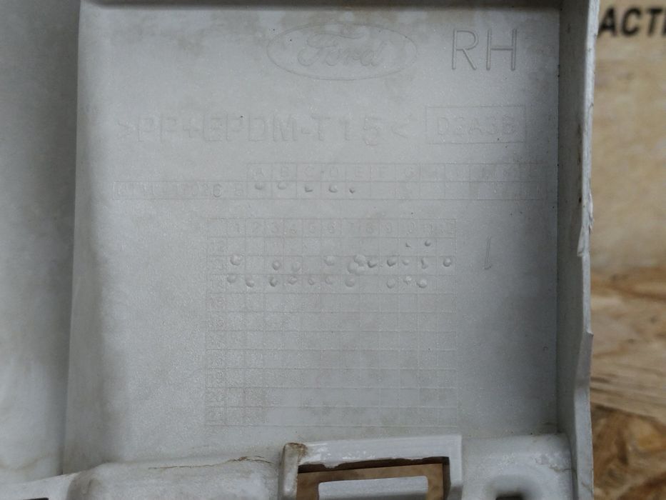 Ford Transit Connect 13- клык заднего бампера правый DT11-17926-B