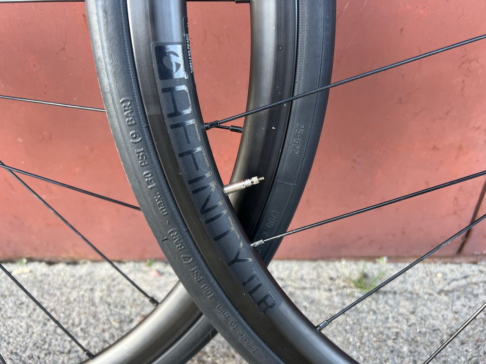 Шосе вілсет колеса bontrager tlr sram red Vittoria zaffiro pro slick