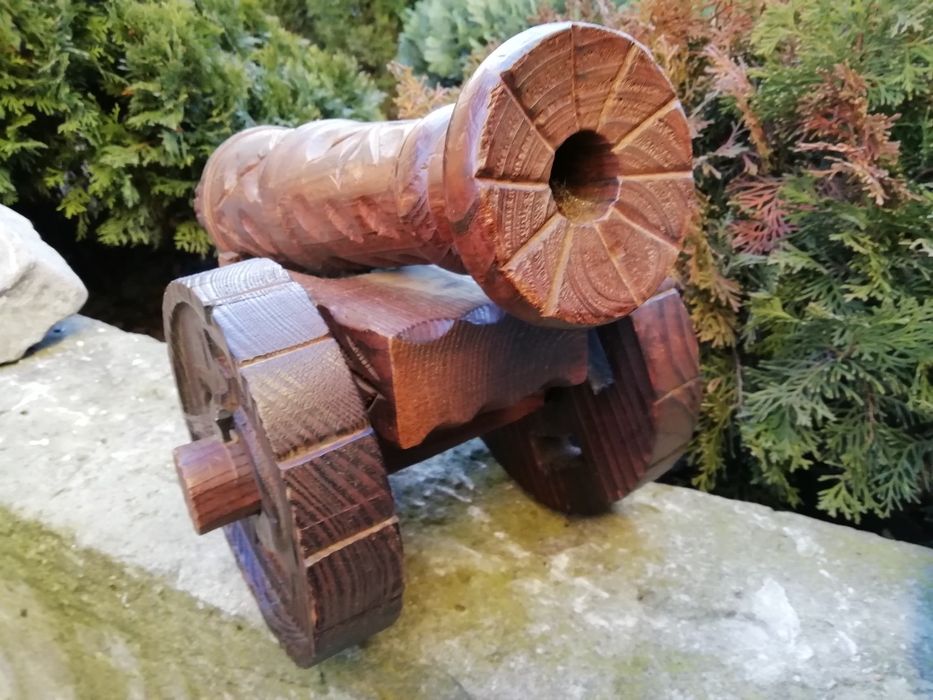 Armata - drewno afrykańskie.